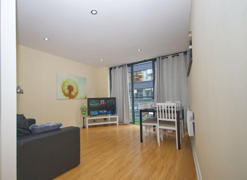 Alluring 2 Bedroom Leeds Centre Apartment- Self Check-in,balconied Appartamento