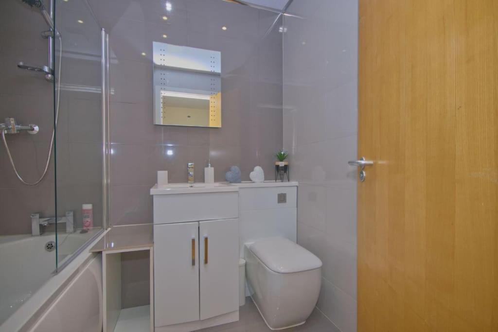 Alluring 2 Bedroom Leeds Centre Apartment- Self Check-in,balconied
