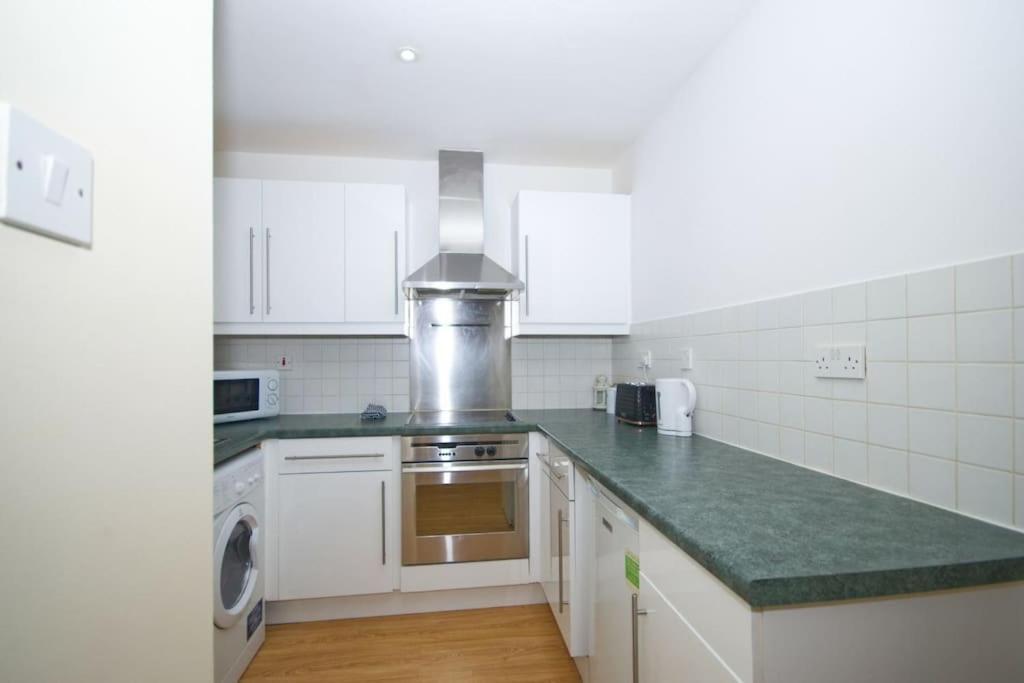 Alluring 2 Bedroom Leeds Centre Apartment- Self Check-in,balconied Appartamento