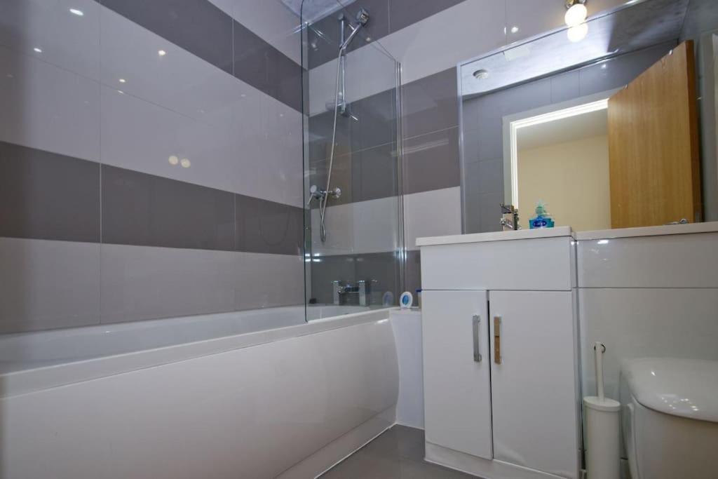 Alluring 2 Bedroom Leeds Centre Apartment- Self Check-in,balconied * Leeds (West Yorkshire)